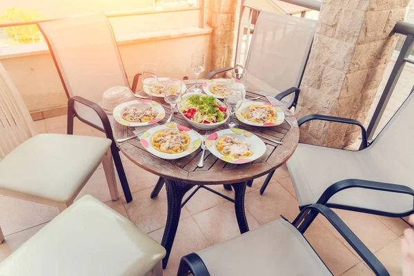 Pasta Con Mejillones Ensalada Verduras Copas Vino Sobre Una Mesa — Foto de Stock