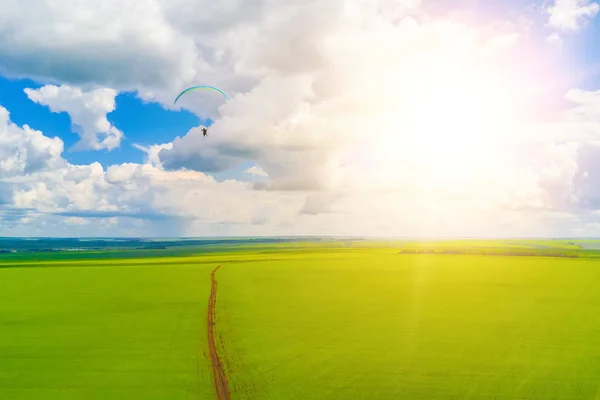 Vista Aérea Del Hombre Volando Parapente Sobre Verde Mar Luz — Foto de Stock