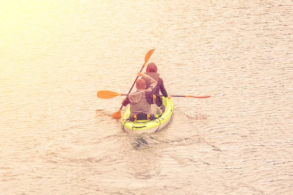 Young Man Woman Sailing Rowing Boat Sunlight — Stock Photo, Image