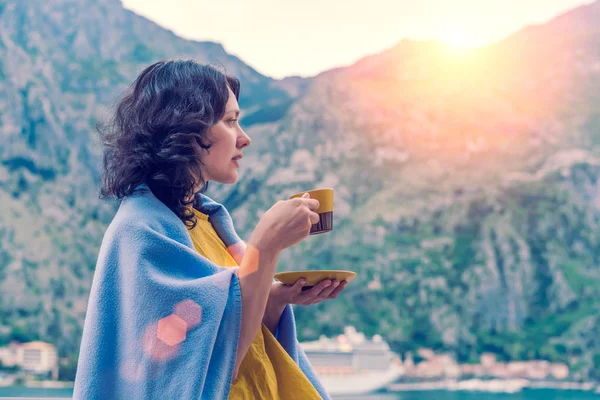 Hermosa Mujer Morena Bebe Café Una Taza Amarilla Fondo Del —  Fotos de Stock