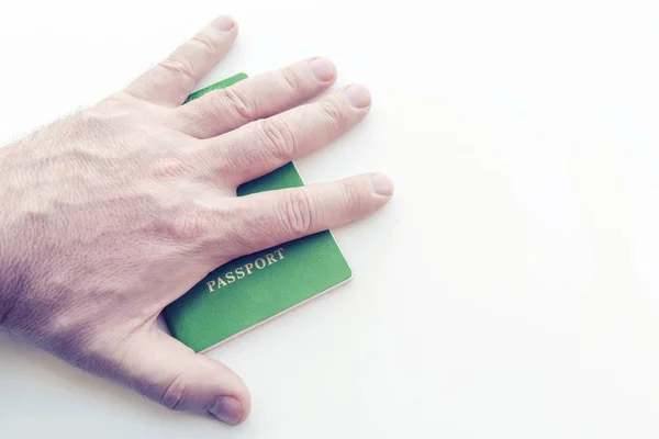Mannenhand Top Van Groene Paspoort Een Witte Achtergrond — Stockfoto