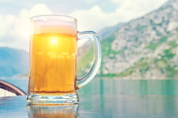 Mug Beer Background Sea Mountains Sunlight — Stock Photo, Image