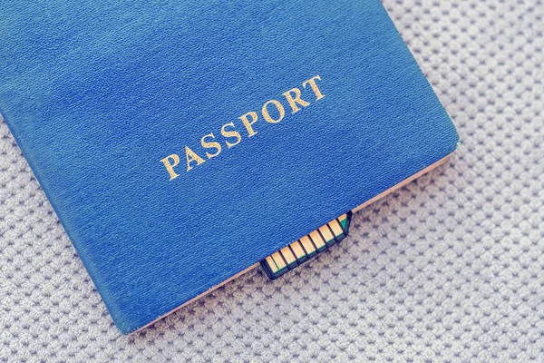 Niebieski Paszport Karty Pamięci Tle Szarym Włókienniczych — Zdjęcie stockowe
