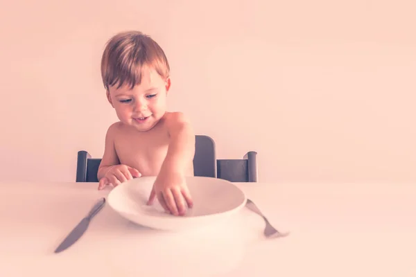 Lindo Niño Rubio Pequeño Sentado Mesa Con Plato Blanco Vacío —  Fotos de Stock