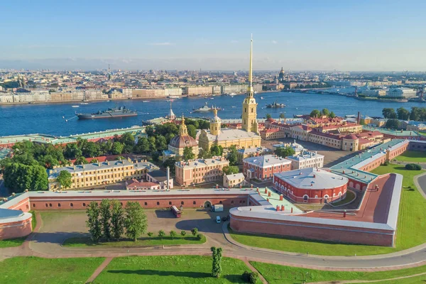 Ovanifrån Den Vackra Europeiska Staden Och Floden Med Fartygen — Stockfoto