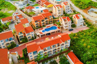 Yüzme havuzlu lüks evlerin üstten görünüm
