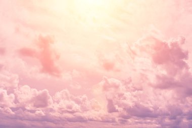 Bulutlar güneş ışığı altında arka plan