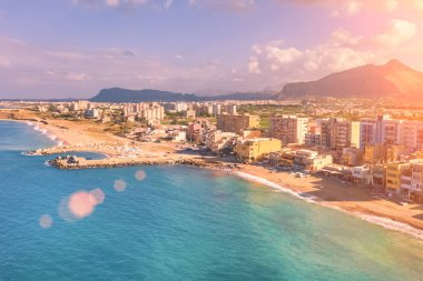 Üstten görünüm Palermo kıyı şeridi güneşte, İtalya. Tonda