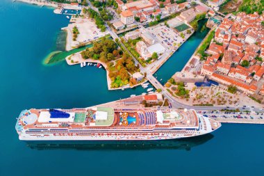 Büyük cruise liner iskelede üstten görünüm