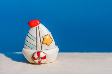 Mavi bir arka plan üzerinde gemi yelken mavi küçük Hediyelik eşya oyuncak