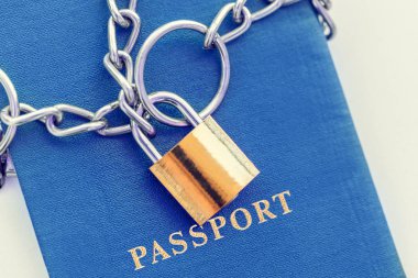 Beyaz zemin üzerinde altın bir kilidi ile zincir sarılı mavi pasaport