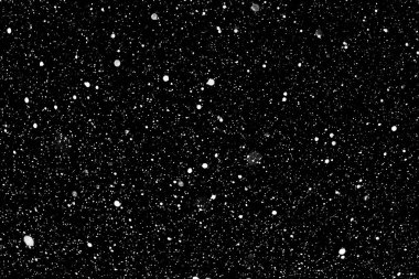 Kar siyah bir arka plan üzerinde pul. İzole