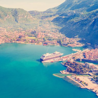 Büyük cruise gemisi iskele ve dağlarda bir şehir. Tonda