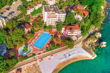 Yüzme havuzlu lüks evler yakınındaki deniz, üstten görünüm