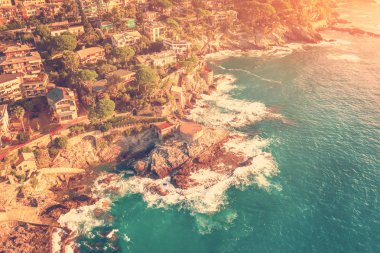 Güneş ışığı altında Bogliasco şeridinin manzaralar