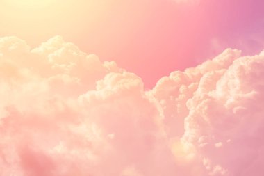 Pembe gökyüzü beyaz kabarık bulutlar ile