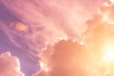 Beyaz bulutlar, arka plan sayesinde güneş