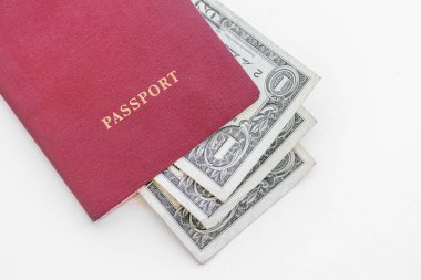 Beyaz bir arka plan üzerinde kırmızı pasaport dolar yakın çekim