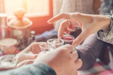 İnsanlar şarap bardaklarını güneş ışığında şarapla dövüyor.