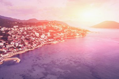 Gün batımında deniz kenarında güzel bir şehir çare üstten görünüm