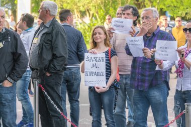 Tivat, Karadağ, 11 Mayıs 2017: Kalabalık insan işaretleri dışında çit ile Toplantı