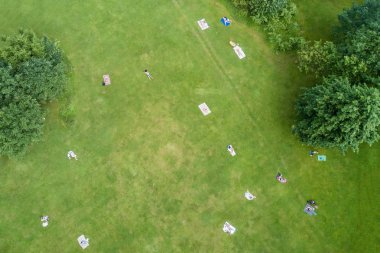 Bir yaz parkta yeşil çim yatan insan üstten görünüm