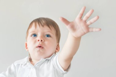 Onun avucunun gösterilen mavi gözlü sarışın bebek çocuk portresi