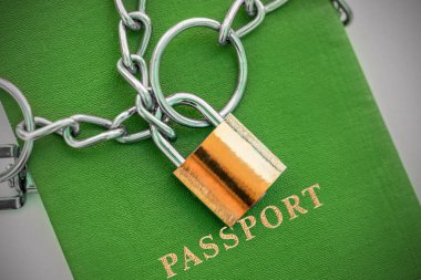 Yeşil pasaport mavi Tekstil zemin üzerine altın bir kilidi ile zincir sarılı yakın çekim