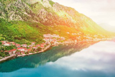 Güneş ışığı altında deniz kenarında güzel bir şehir panoramik manzaralı