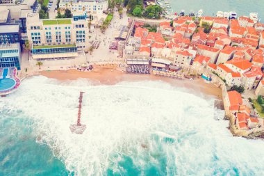 Antik Avrupa tatil beldesi ve plaj dron görüntülemek