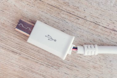 Ahşap bir masa üzerinde kırık usb kablosu