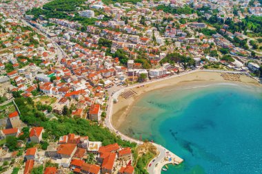 Denize sıfır bir plaj ile Avrupa eski şehrin dron üzerinden görüntülemek