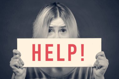 Korkmuş sarışın kız Genç yüzünü yazıt yardım ile beyaz bir posteri ile kapsayan!. Tonda 