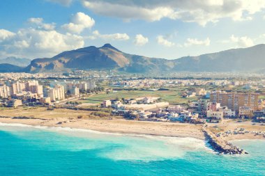 Üstten görünüm Palermo, İtalya'nın kıyı şeridi. Tonda