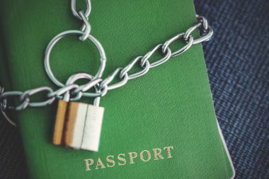 Yeşil pasaport mavi Tekstil zemin üzerine altın bir kilidi ile zincir sarılı