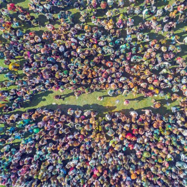 Üstten görünüm kalabalık insan boya lekeli Holly renkleri Festivali'nde