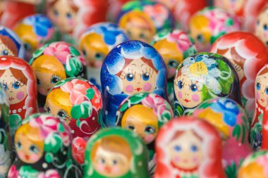St Petersburg, Rusya, 21 Temmuz 2017: Renkli Rus iç içe bebek veya matrioshka, arka plan