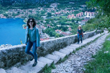 Güzel bir Avrupa şehrinde taş merdivenlerde yürüyen iki kadın