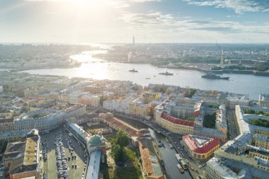 Bir kanal ile güzel bir eski şehrin üstten görünüm