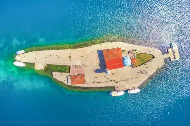 Antik kilise ile yapay bir adada turistlerin üstten görünüm