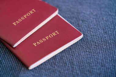 Mavi Tekstil arka plan üzerinde iki kırmızı pasaport