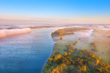 Sis sonbahar Nehri üzerinden muhteşem görünüm