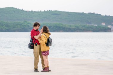 Kotor, Karadağ, 28 Nisan 2017: Genç adam ve kadın denizde kucaklaşma