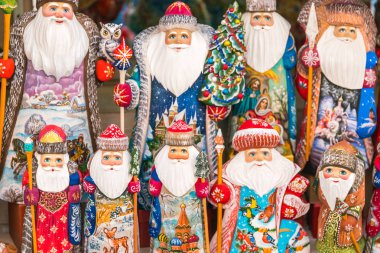 St. Petersburg, Rusya, 21 Temmuz 2017: Hediyelik eşya dükkanı Noel Baba'nın güzel heykelciği