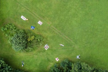 İnsanlar parkta yeşil çim, üstten görünüm üzerinde güneşlenmek