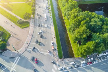 Nehir kanalı boyunca arabalı yolun üstten görünüm