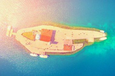 Güneş kayalıkta güzel eski kilisenin üstten görünüm