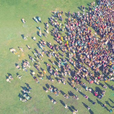 İnsanlar Holi renkleri Festivali'nde drone üzerinden görüntüleyin. Tonda