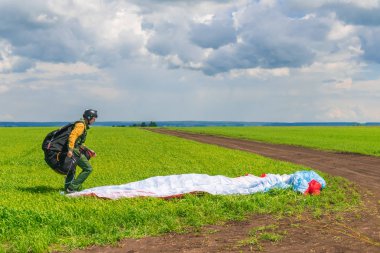 Kazan, Rusya, 16 Haziran 2017: Adam yere yamaç paraşütü için hazırlar