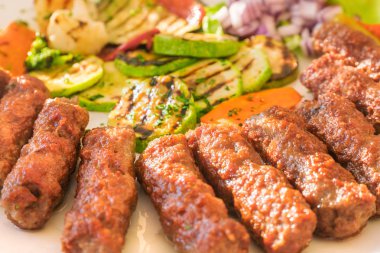 İştah açıcı adet kavrulmuş et ve kabak ızgara